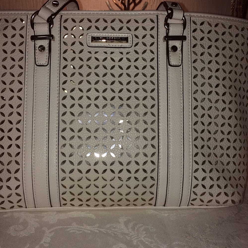 Dana Buchman White w/silver bag